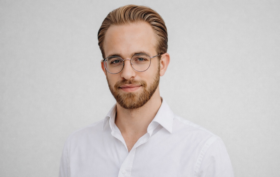 resume-photo-classic-bust-portrait-on-a-neutral-background